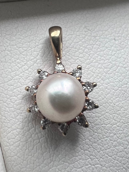 Vintage 9ct Yellow Gold Pearl & Diamond Charm - 0.99 Grams