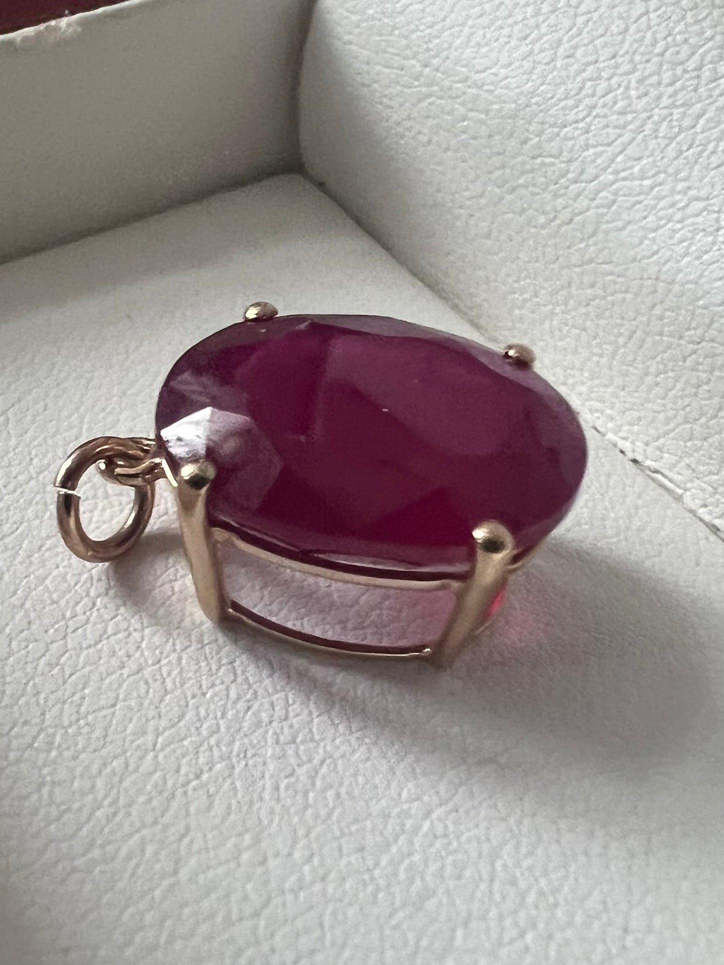 Quality 9ct Yellow Gold Ruby Pendant - 3.77 Grams