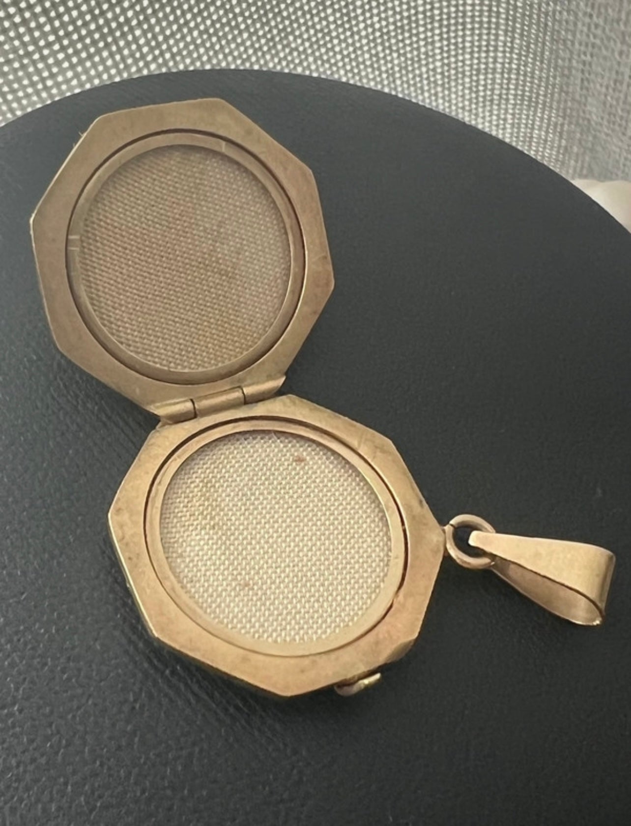 Vintage Patterned 9ct Yellow Gold Locket - 6.73 Grams