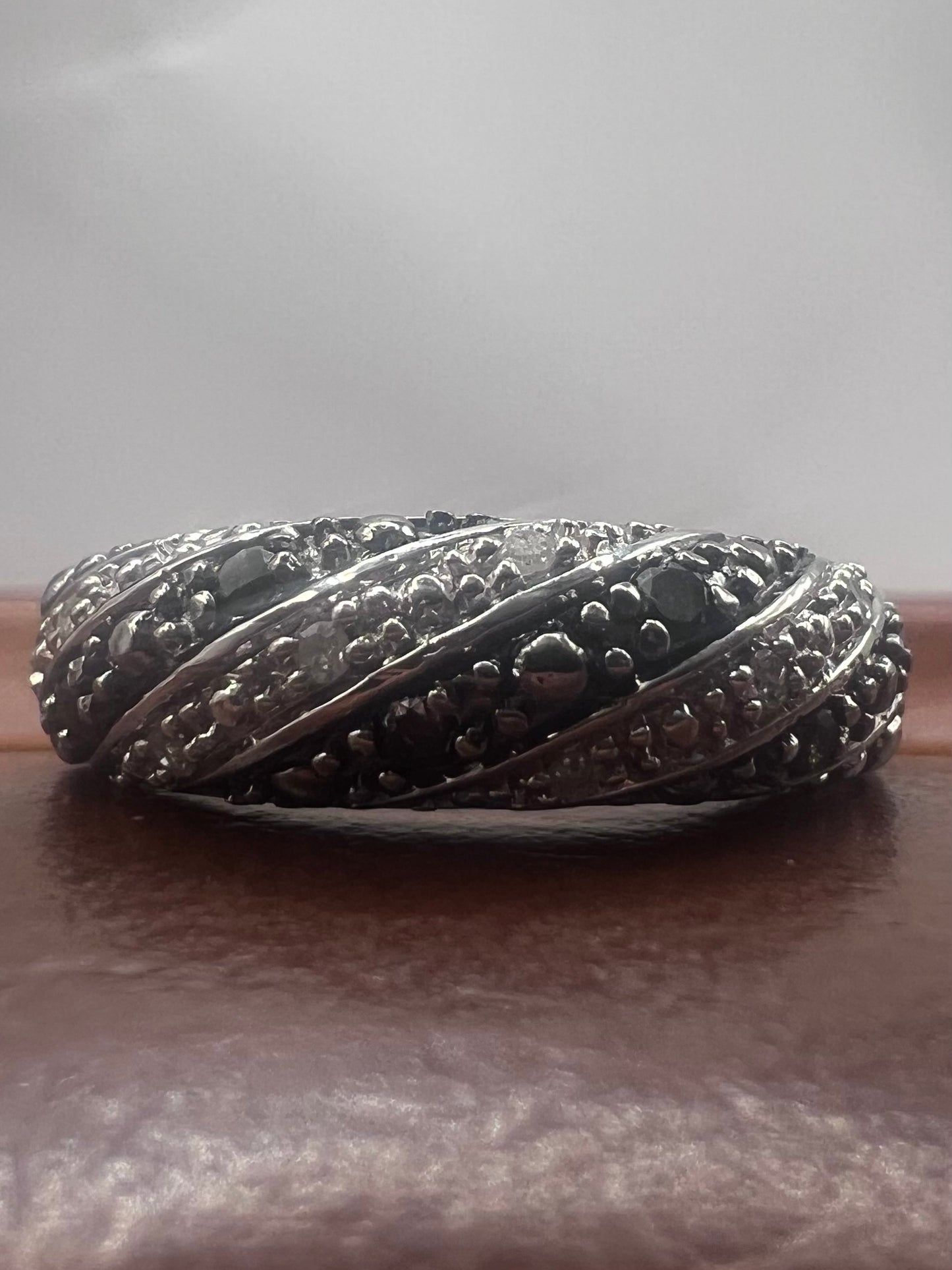 Quality 9ct White Gold White & Black Diamond Ring - M