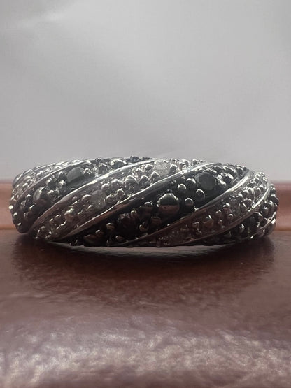 Quality 9ct White Gold White & Black Diamond Ring - M