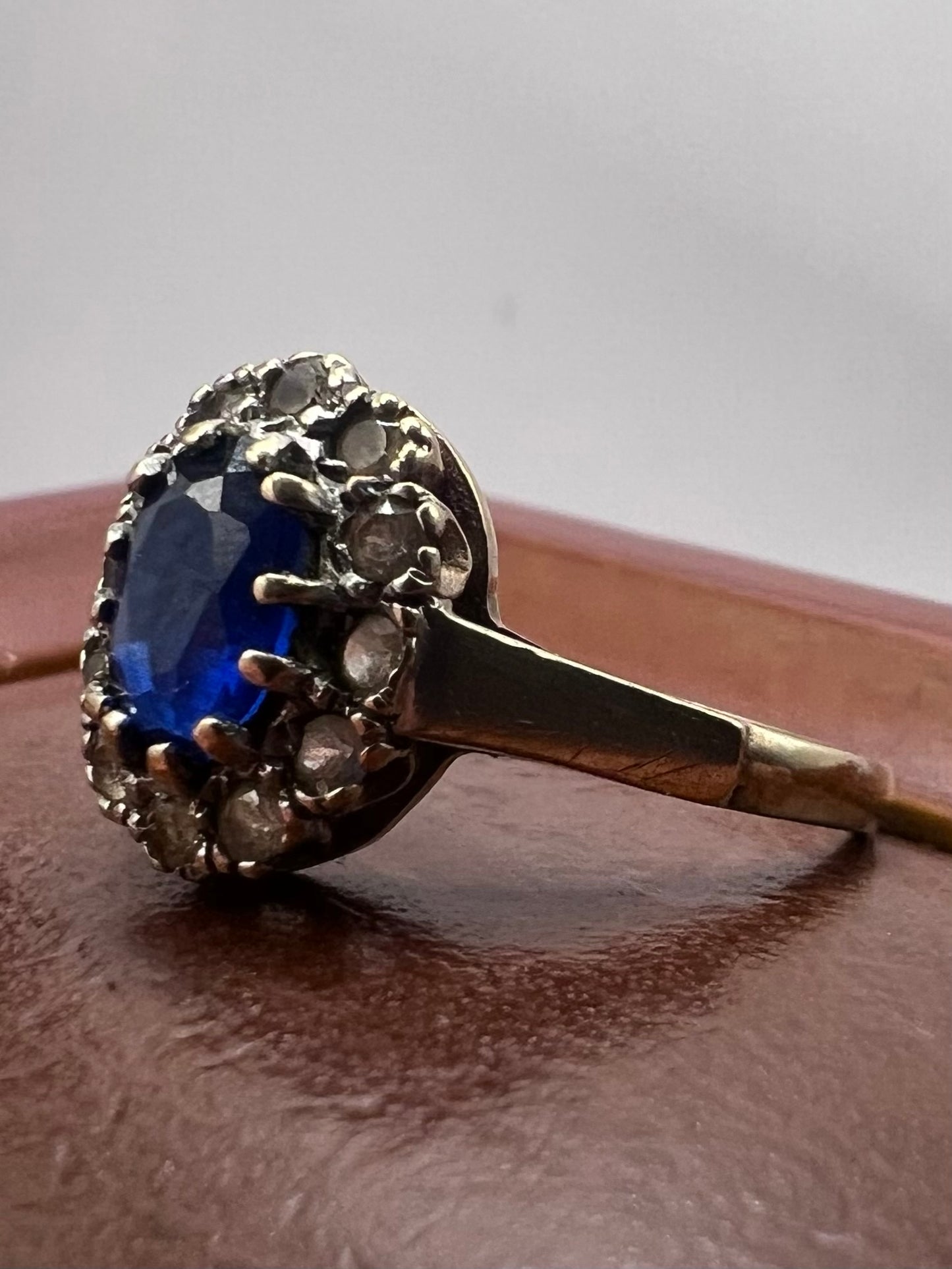 Vintage 9ct Yellow Blue & White Stone Cluster Ring - N