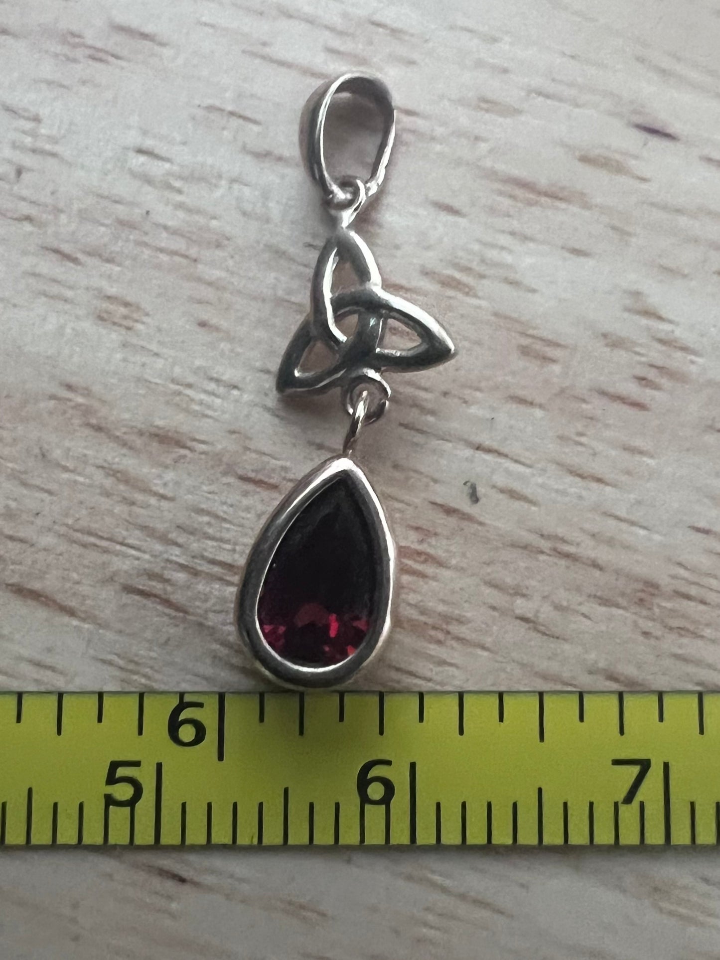 Quality 9ct Yellow Gold Celtic Knot Garnet Dangle Pendant - 0.73 Grams