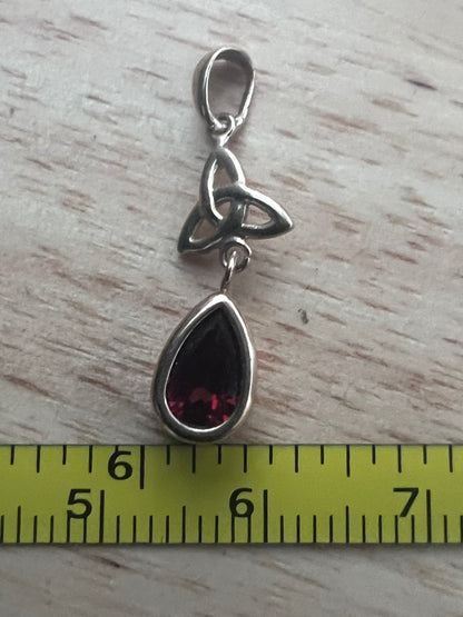 Quality 9ct Yellow Gold Celtic Knot Garnet Dangle Pendant - 0.73 Grams