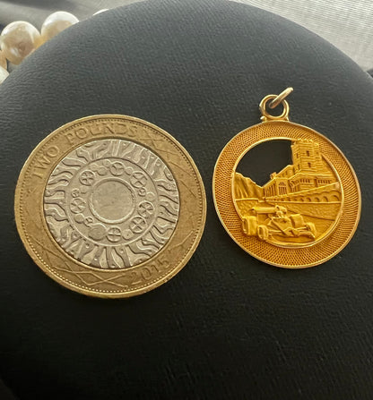 Vintage 18ct Yellow Gold Italian Detailed F1 Racing Disk Pendant - 6.36 Grams