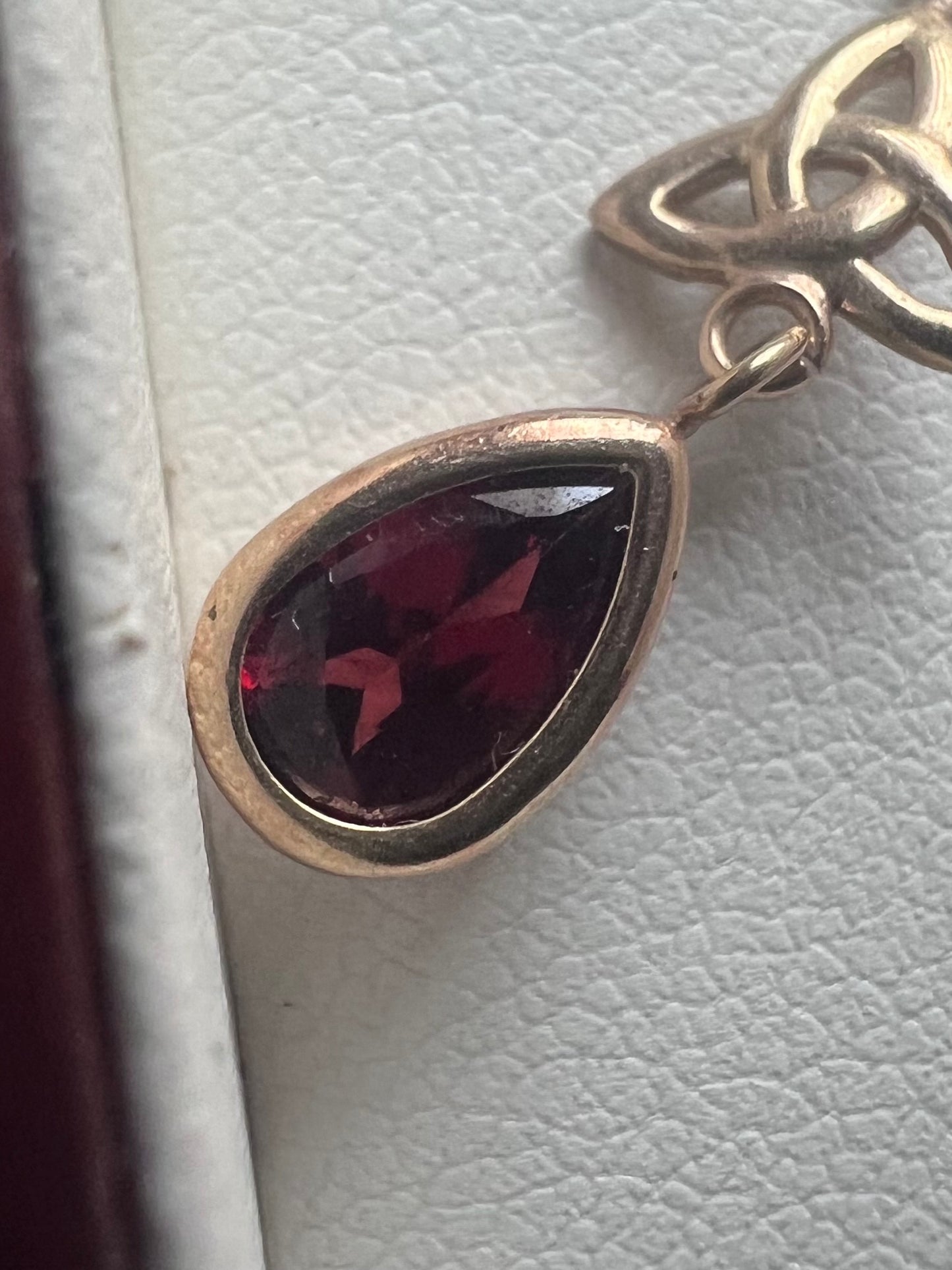 Quality 9ct Yellow Gold Celtic Knot Garnet Dangle Pendant - 0.73 Grams