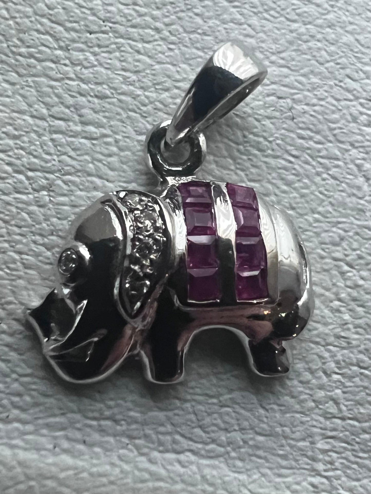 Quality 18ct White Gold Ruby & Diamond Elephant Pendant - 2.00 Grams