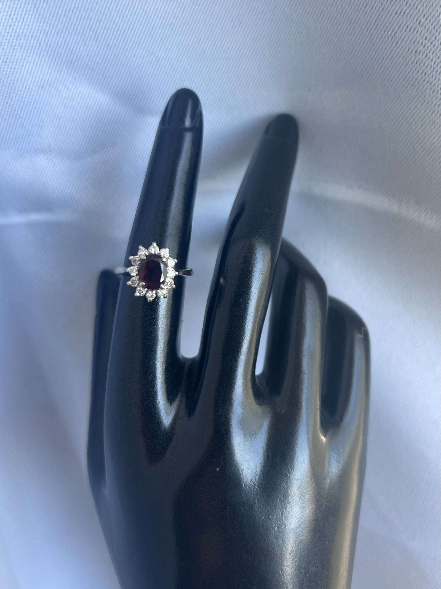 Vintage 18ct White Gold Garnet & Diamond Cluster Ring - N½