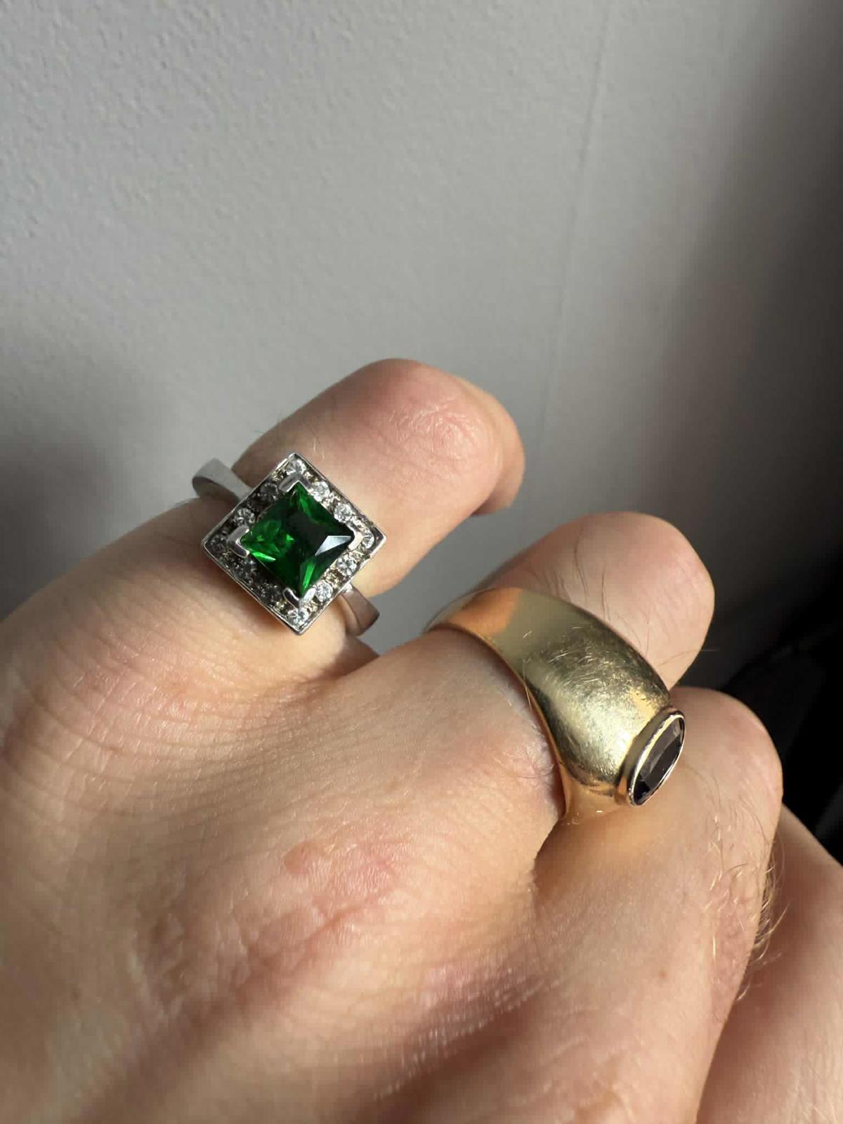 Quality 18GP Green & White Stone Cluster Ring • Size - L • 4.97 Grams