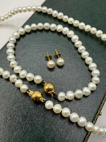 Quality 18ct Gold Clasp Pearl Necklace, Bracelet & Earrings Set - 28.11 Grams