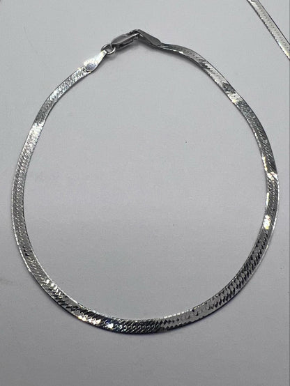 Quality 9ct White Gold Herringbone Necklace & Bracelet Set - 4.69 Grams