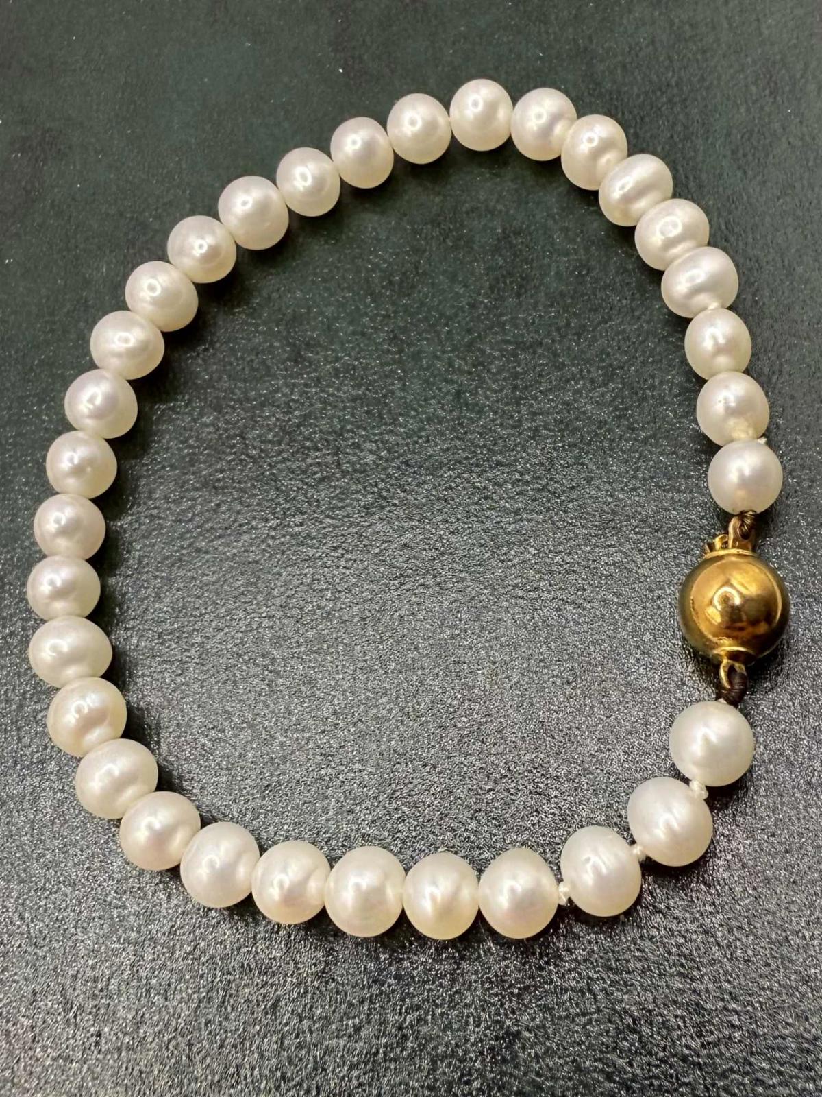 Quality 18ct Gold Clasp Pearl Necklace, Bracelet & Earrings Set - 28.11 Grams