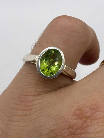Quality 925 Sterling Silver Green Garnet Ring • Size - Q • 3.97 Grams