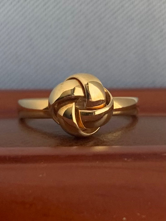 Unusual 9ct Knot Ring - 1.65 Grams