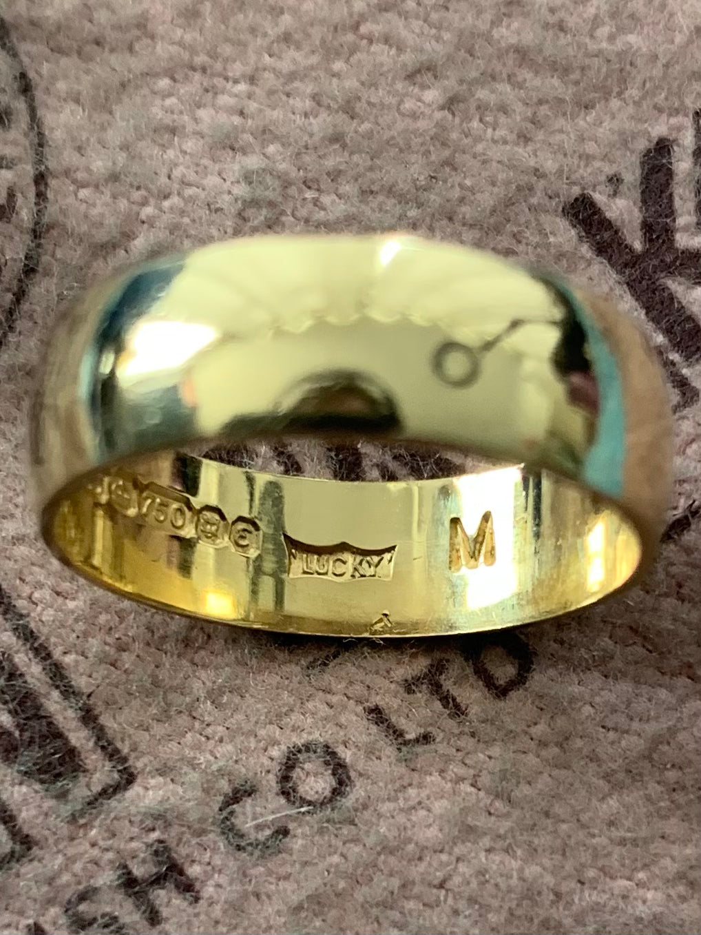 18ct ‘Lucky’ Wedding Band - 4.02 Grams - M