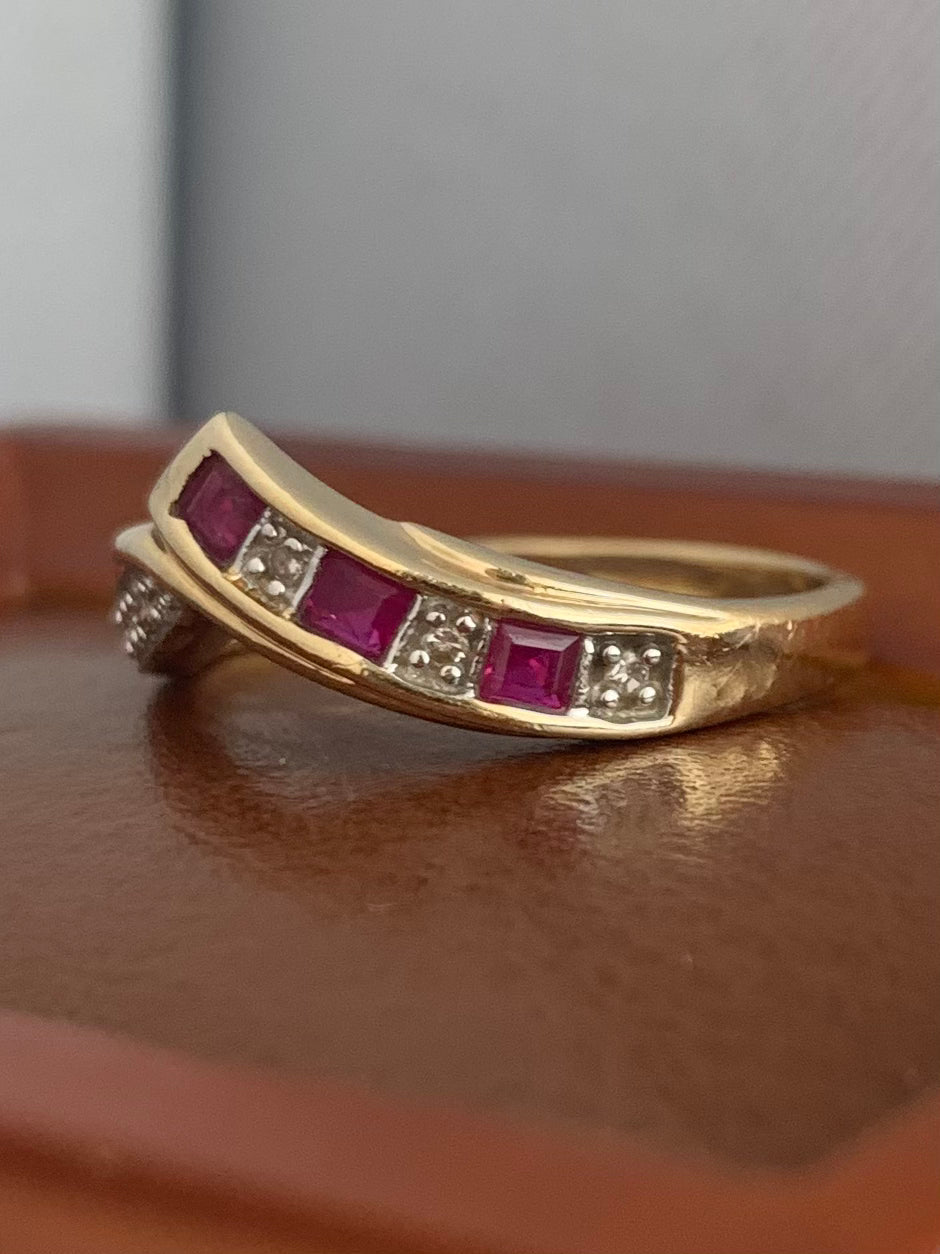 Quality 9ct Diamond & Ruby Wishbone Ring - M½