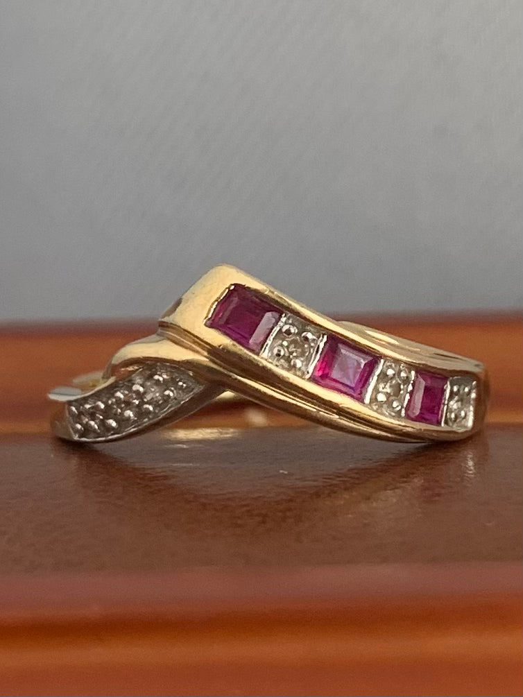 Quality 9ct Diamond & Ruby Wishbone Ring - M½