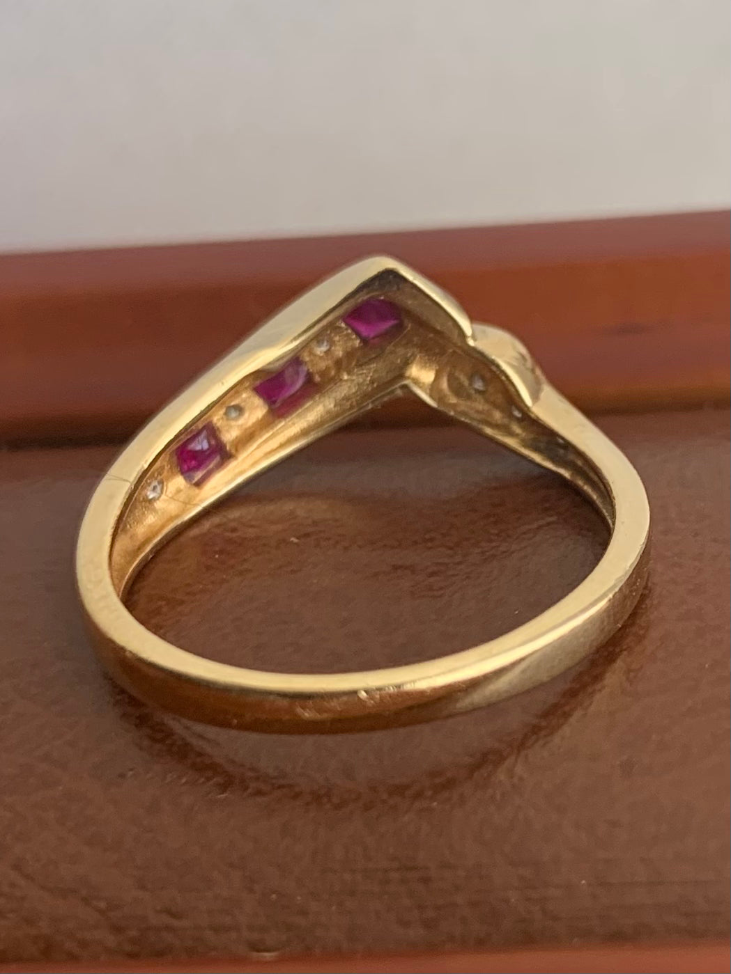 Quality 9ct Diamond & Ruby Wishbone Ring - M½