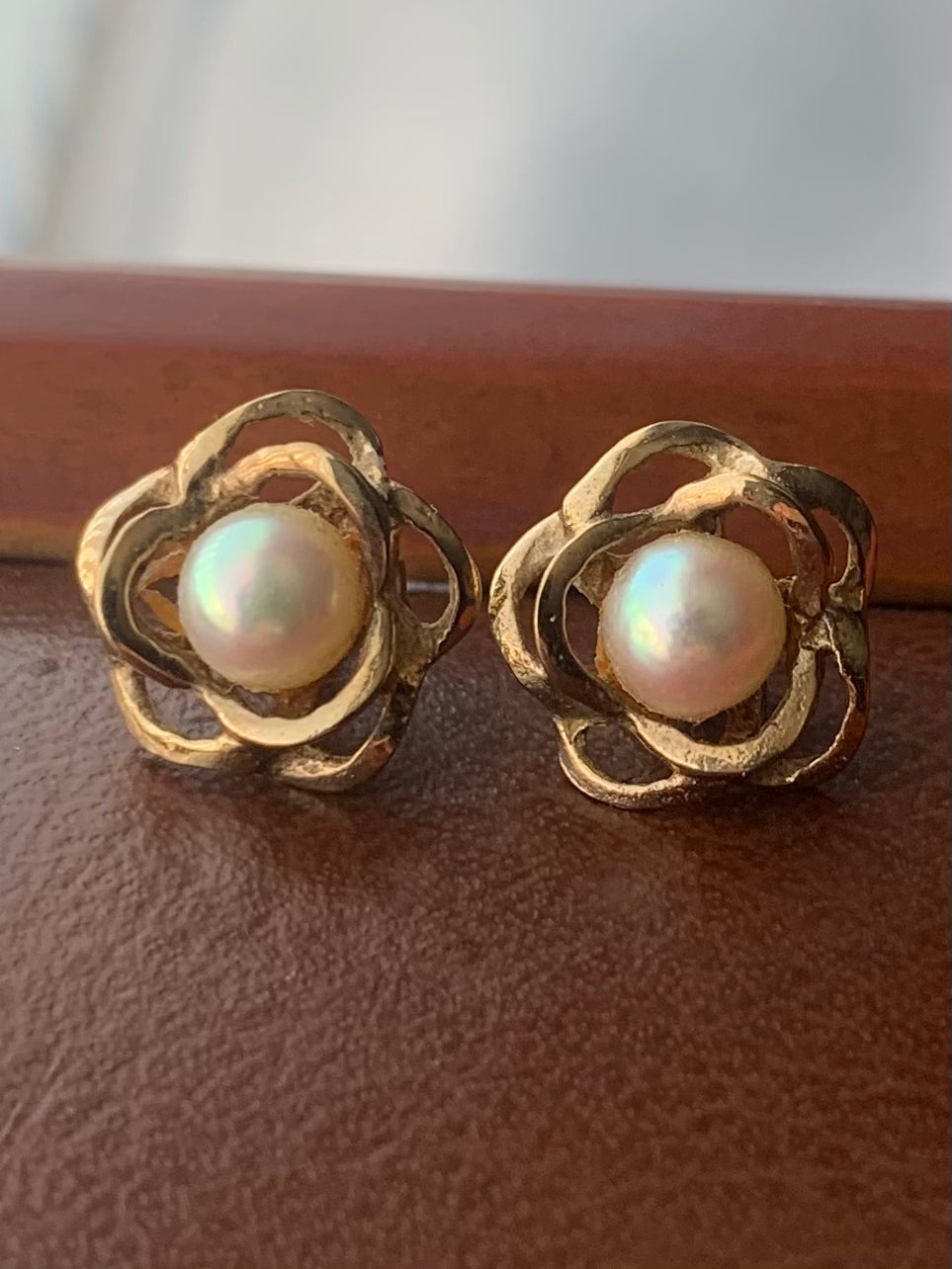 Vintage 9ct yellow Gold Pearl Flower Earrings - 1.40 Grams