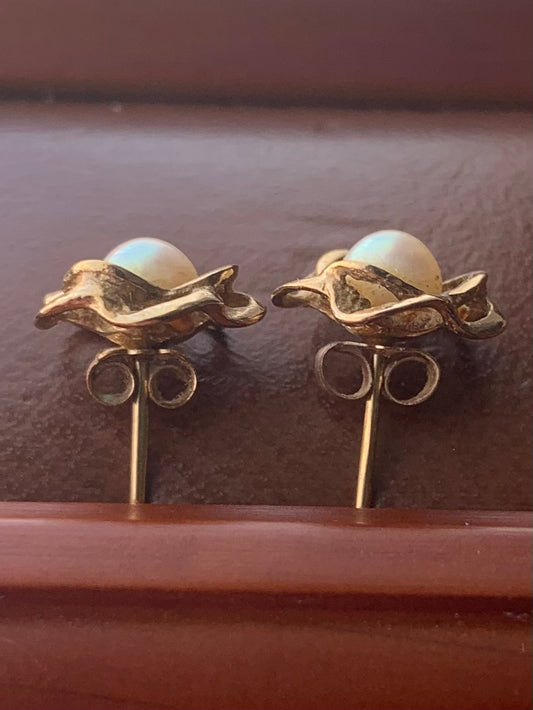 Vintage 9ct yellow Gold Pearl Flower Earrings - 1.40 Grams