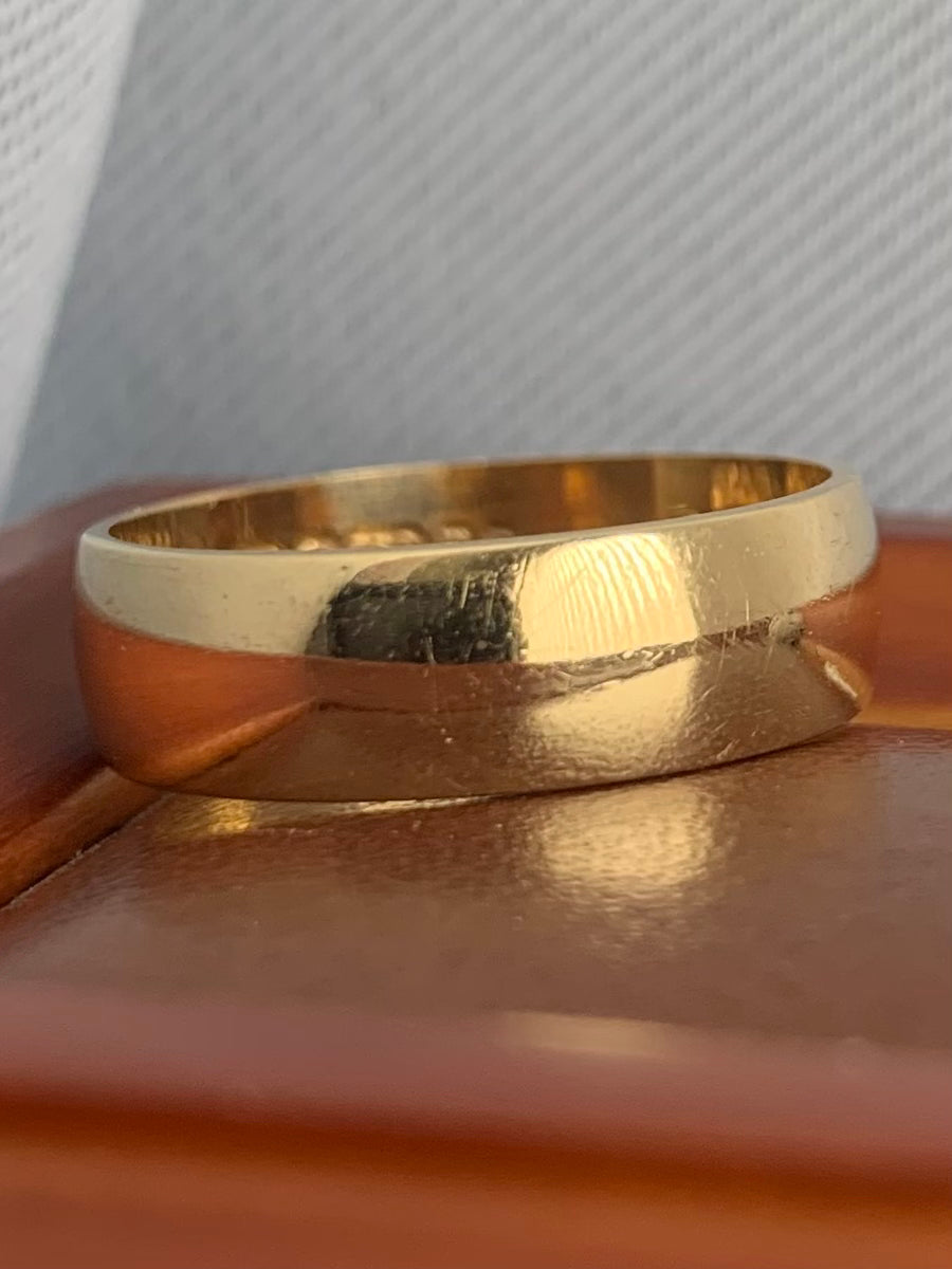 18ct ‘Lucky’ Wedding Band - 4.02 Grams - M