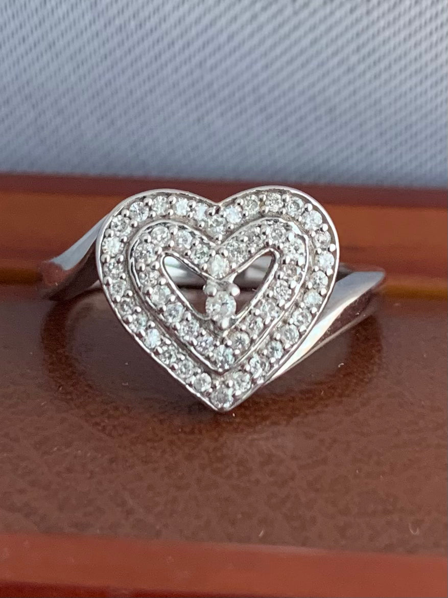 Quality 9ct White Gold Diamond Set Heart Ring - O