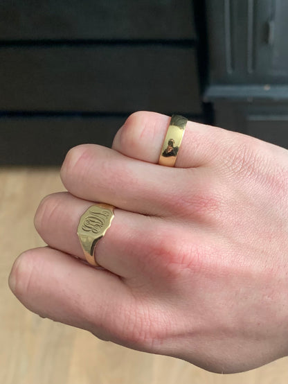 18ct ‘Lucky’ Wedding Band - 4.02 Grams - M