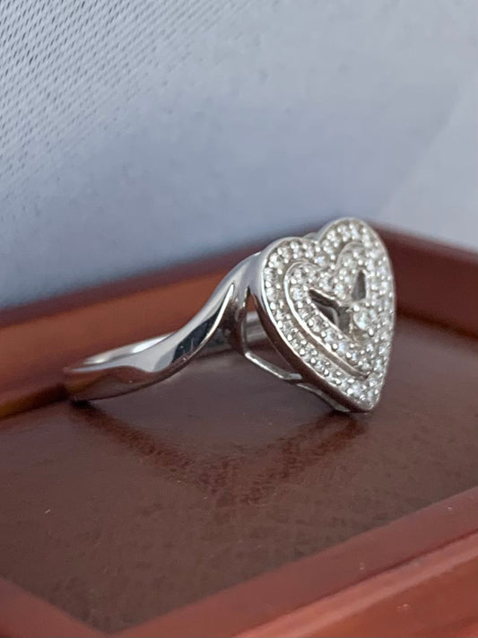 Quality 9ct White Gold Diamond Set Heart Ring - O