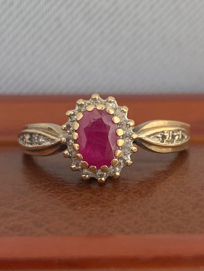 Quality 9ct Ruby & Diamond Cluster Ring - M