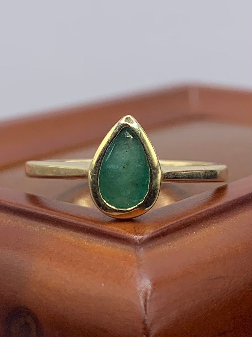 9ct Pear Cut Emerald Ring - N½