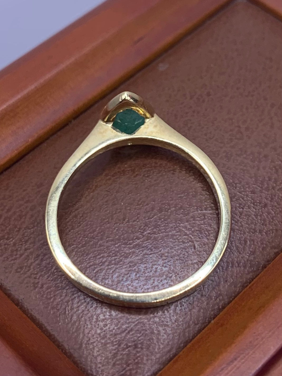 9ct Pear Cut Emerald Ring - N½